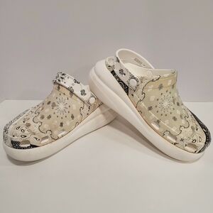 Crocs Classic Crush Bandana Platform Comfort Clog Womens Size 8 Paisley Beige